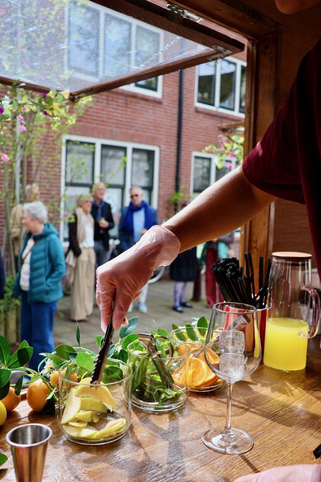 Detail van glazen, fruit en bubbels