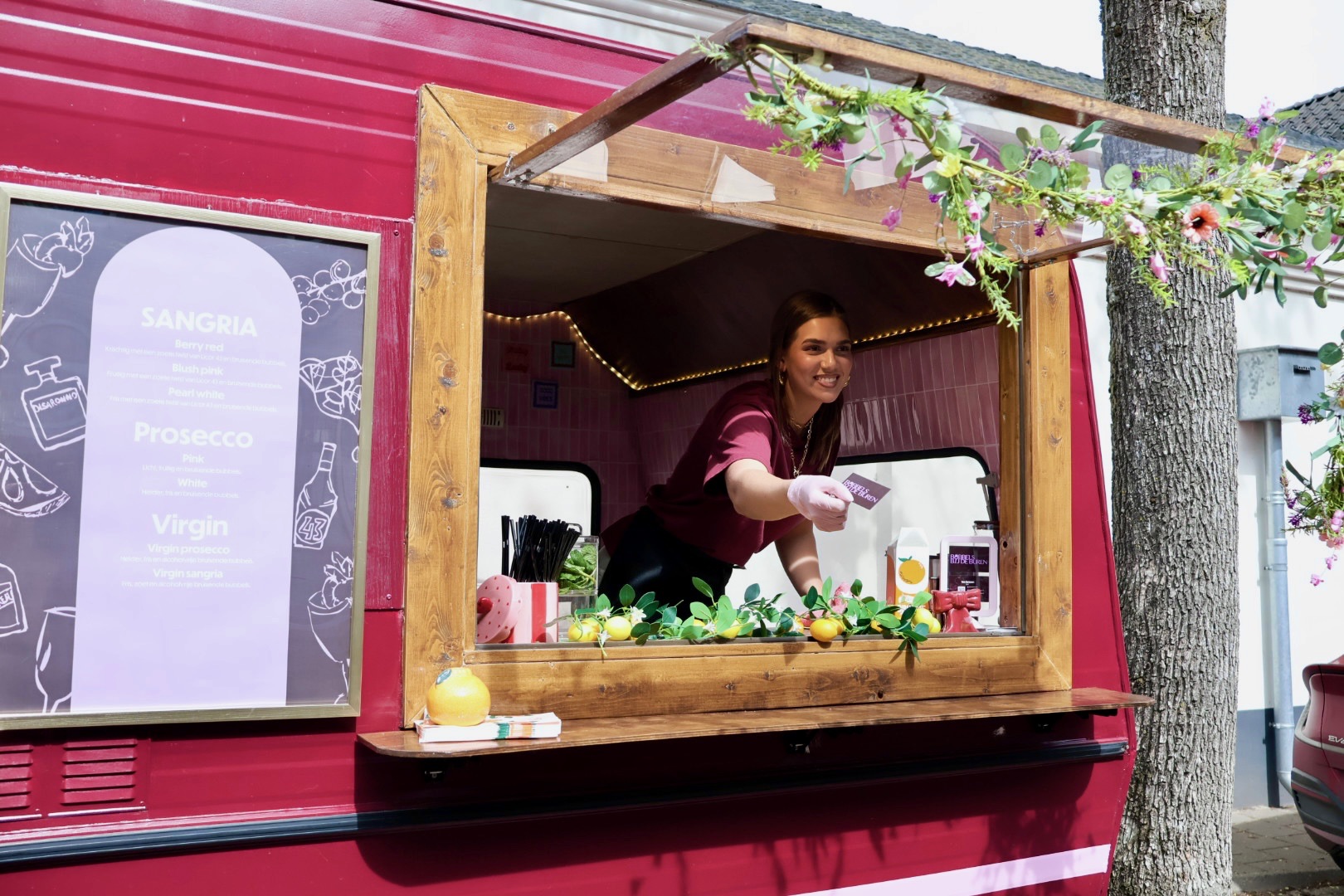 Isa serveert vanuit de dranktruck